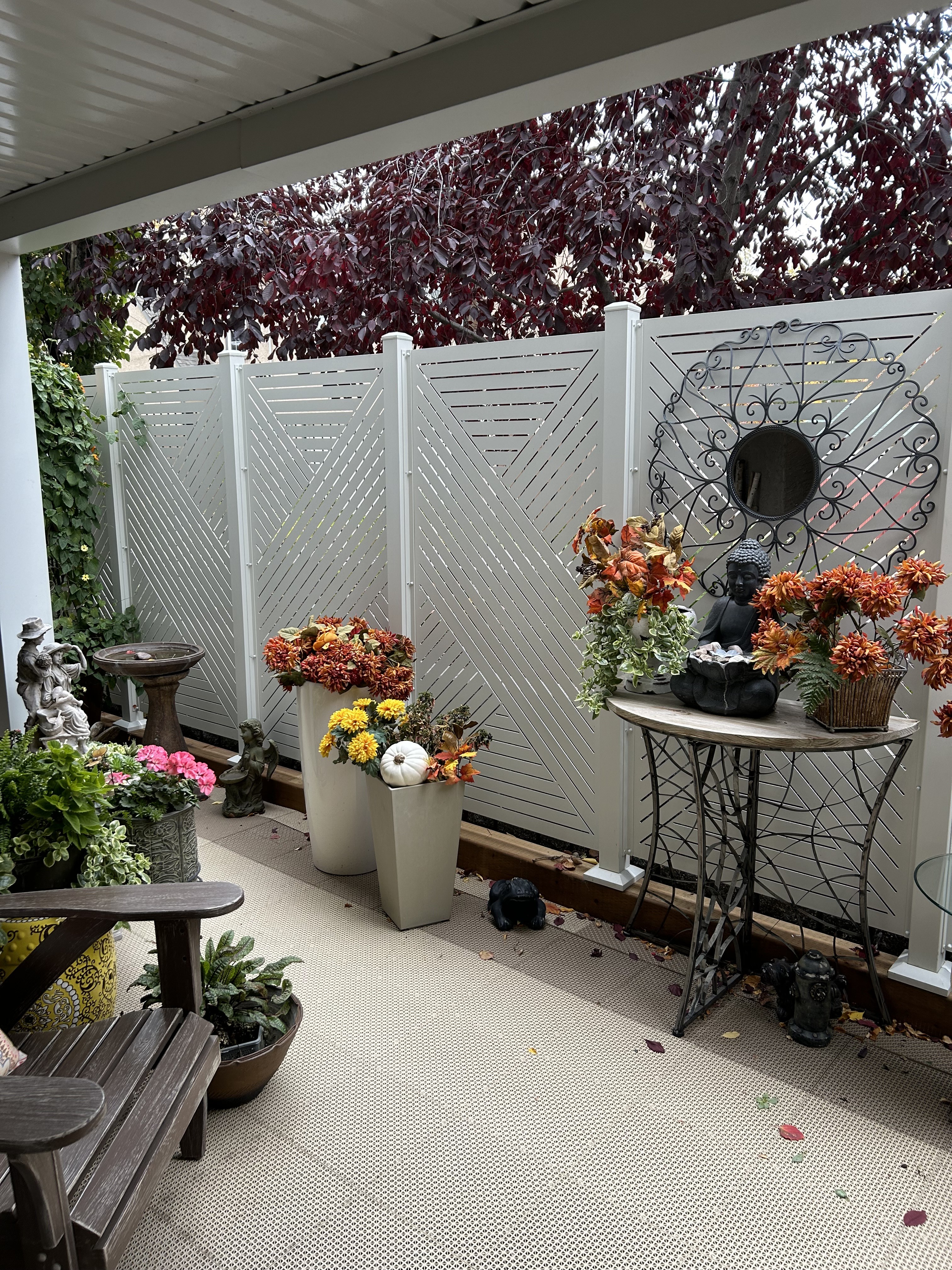 Contemporary Privacy Upgrade – Stylish Aluminum Screens Enhance Edmonton Backyard
