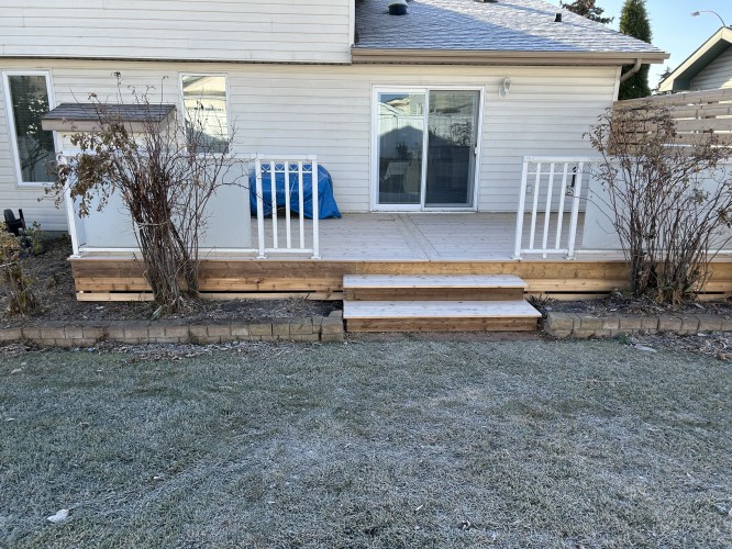 Modern Cedar Deck with Elegant Picture Frame Design – West Edmonton, AB